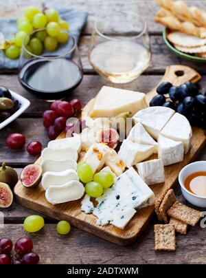 Tagliere di formaggio con frutta e cracker, primo piano. Cibo per feste,  piatti, antipasti europei Foto stock - Alamy