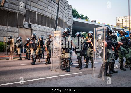 HongKong - Dicembre 01, 2019: Polizia di blocco stradale sulla dimostrazione durante le proteste del 2019, una serie di manifestazioni a Hongkong Foto Stock