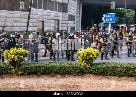 HongKong - Dicembre 01, 2019: Polizia di blocco stradale sulla dimostrazione durante le proteste del 2019, una serie di manifestazioni a Hongkong Foto Stock