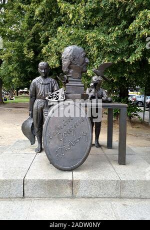 Berlino - Germania- Agosto 4, 2019: Adolph Diesterweg statua uomo politico tedesco del XVIII e XIX secolo Foto Stock