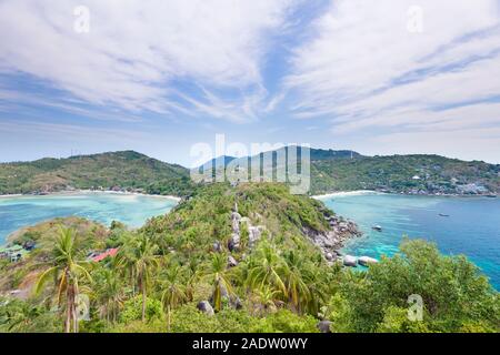 Vista di Ao Chalok Baan Kao sulla sinistra e Ao Thian Og bay sulla destra come visto da John Suwan Viewpoint, Koh Tao, Thailandia Foto Stock