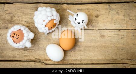 Flatlay, pasqua tema figure di animali e di uova sul tavolo di legno, copyspace Foto Stock