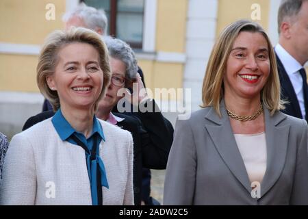 Magdeburg, Germania. Xvii oct, 2017. Federale Ministro della Difesa, Ursula von der Leyen (CDU) e l' Alto rappresentante dell' Unione europea per gli Affari Esteri e la politica di sicurezza, Federica Mogherini, visitare la Cattedrale di Magdeburgo. Poco dopo, il rappresentante dell'UE per la politica estera e di sicurezza si è aggiudicato il Kaiser Otto premio. Credito: Stephan Schulz/dpa-Zentralbild/ZB/dpa/Alamy Live News Foto Stock