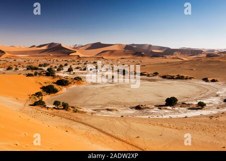 Lago morto e montagne di dune, vento increspato, Sossusvlei, deserto del Namib, Parco Nazionale Namib-Naukluft, Namibia, Sud Africa, Africa Foto Stock