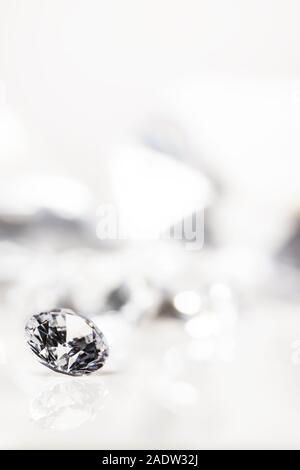 Ancora con costosi diamanti taglio brillante davanti a uno sfondo bianco, riflessioni sul terreno. Sacco di copyspace Foto Stock