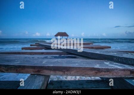 Passerella in legno nel Mar dei Caraibi di sera Foto Stock