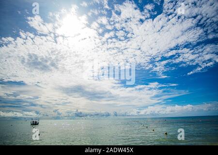 Bel Mar dei Caraibi incontra il cielo impressionante in Yucatan Foto Stock