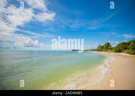 Bella spiaggia messicana e cielo al Mar dei Caraibi Foto Stock