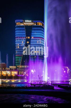 Tashkent, Uzbekistan - 30 Ottobre, 2019: bella fontana danzante illuminata di notte con la riflessione in Stagno nella nuova città di Tashkent Park Foto Stock