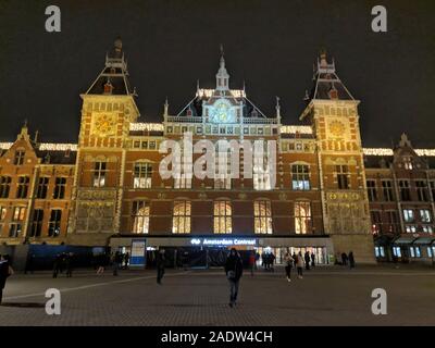 AMSTERDAM, Paesi Bassi, gennaio 2019, persone presso la Stazione Ferroviaria Centrale durante la serata Foto Stock