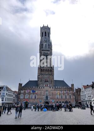 Bruxelles, Belgio, gennaio 2019, persone al campanile di Bruges, un campanile medievale nel centro della città Foto Stock