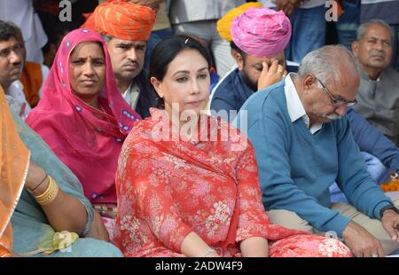 La Principessa di Jaipur e membro del Parlamento Diya Kumari durante inaugration di 'gram panchayat' edificio presso il Bar Village, vicino Beawar. Foto/Sumit Saraswat Foto Stock