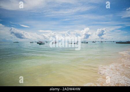 Piccole imbarcazioni sul bellissimo mare dei Caraibi incontra il cielo impressionante in Yucatan Foto Stock