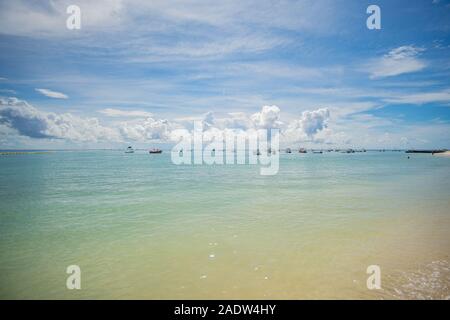 Piccole imbarcazioni sul bellissimo mare dei Caraibi incontra il cielo impressionante in Yucatan Foto Stock