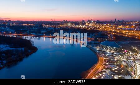 Il fiume e le luci della città di mattina presto. Sunrise Bielorussia Minsk. La ripresa di un quadcopter. Foto Stock