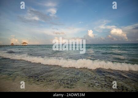 Bel Mar dei Caraibi incontra il cielo impressionante nello Yucatan in serata Foto Stock