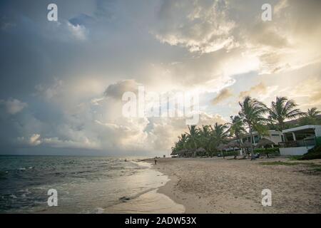 Bel Mar dei Caraibi incontra il cielo impressionante nello Yucatan in serata Foto Stock