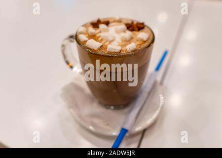 Gustosi piatti tradizionali francesi di cioccolata calda a bere con Marshmallow pezzi in un bicchiere Foto Stock