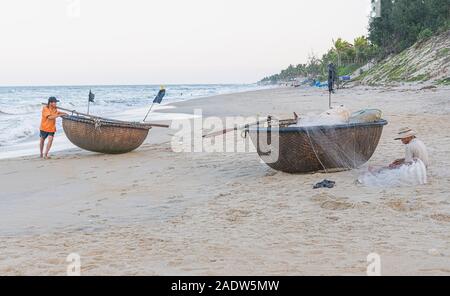 Due pescatore vietnamita con bamboo cestello coracle barche di Hoi An Vietnam Foto Stock