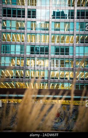 Dettagli architettonici di edificio per uffici, South Dearborn St, Chicago, Illinois, Stati Uniti d'America Foto Stock