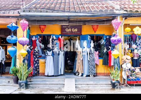 Negozi di abbigliamento e negozio di souvenir lungo il Riverfront, Hoi An Vietnam Foto Stock