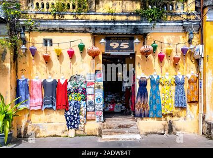 Negozi di abbigliamento e negozio di souvenir lungo il Riverfront, Hoi An Vietnam Foto Stock