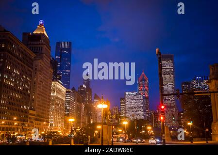 Skyline della città di grattacieli illuminati lungo South Michigan Ave, nel centro cittadino di Chicago Loop area, Chicago, Illinois, Stati Uniti d'America Foto Stock