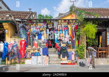 Negozi di abbigliamento e negozio di souvenir lungo il Riverfront, Hoi An Vietnam Foto Stock