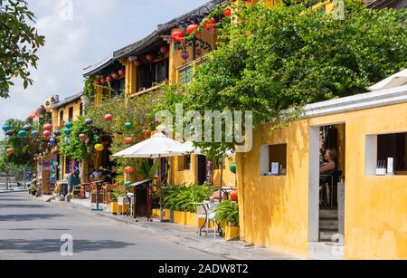 Negozi di abbigliamento e negozio di souvenir lungo il Riverfront, Hoi An Vietnam Foto Stock