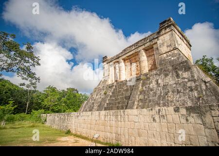 Tempio del nord al Parco giochi a sfera a Chichen Itza Foto Stock