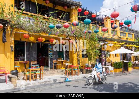 Negozi di abbigliamento e negozio di souvenir lungo il Riverfront, Hoi An Vietnam Foto Stock