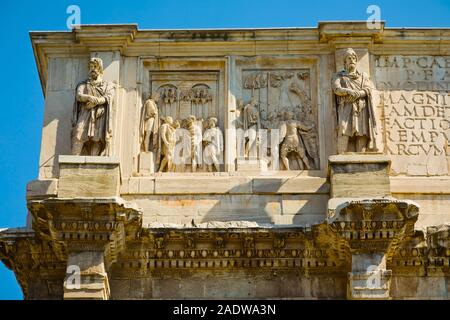 Statue sull arco di Costantino, arco trionfale in Roma, Italia Foto Stock