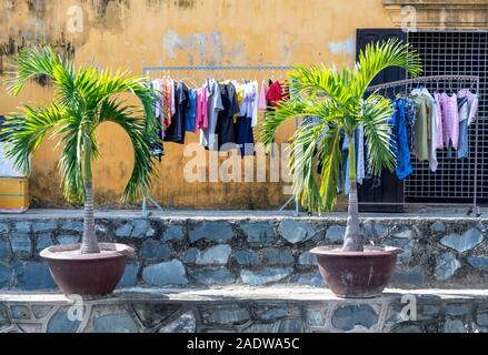 Biancheria stesa ad asciugare Hoi An Vietnam Foto Stock