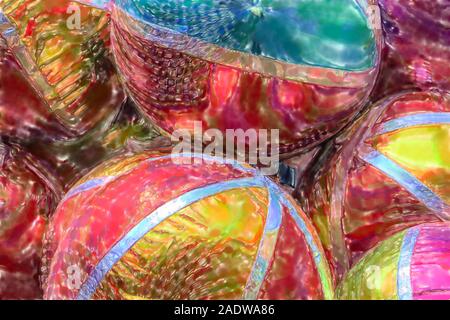 Acquerello immagine: Close-up di colorati palloncini lucido con strisce bianche e le aree colorate in una fiera e divertimento Foto Stock