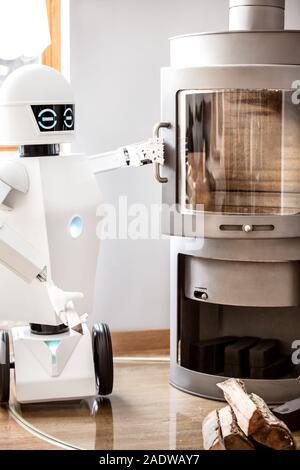 Servizio bianco robot è di mettere più legna sul fuoco di un camino, aai robot nel soggiorno Foto Stock