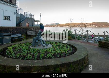 Ragazza su una valigia statua in bronzo Aiuola Kempock Street Gourock Inverclyde Scotland Regno Unito 2011 Angela Hunter artista scultore scultura fig Foto Stock