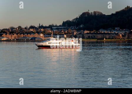 Caledonia MacBrayne M.T. Argyll Flyer Cardwell traghetto Bay Gourock Inverclyde Scotland Regno Unito porta vista laterale bianco rosso nero calmac Dunoon passe Foto Stock