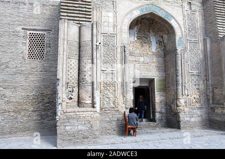 Facciata sud di antiche Magok-ho Attari moschea di Bukhara che contiene la tessitura dei tappeti mostra Museo Foto Stock