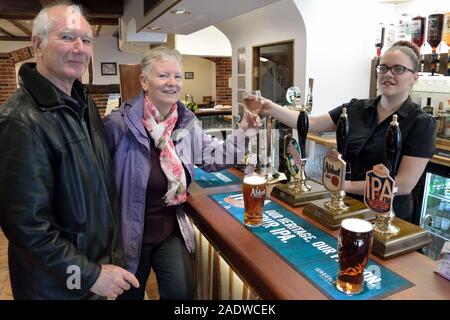 Un drink presso il locale. I clienti presso il King Arms pub in Watton, Norfolk Foto Stock