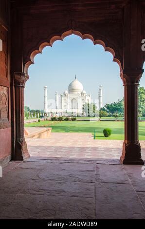 Taj Mahal mausoleo come visto attraverso un arco (Agra, India) Foto Stock