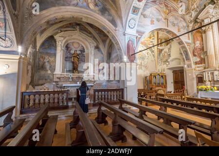 L'Italia, Lombardia, del Lago Maggiore: vista interna dell'Eremo di Santa Caterina del Sasso. Foto Stock
