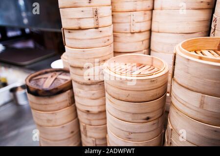 Pila di bambù vaporizzatori di riso Foto Stock