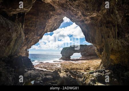 Archi Talava, archi di roccia, South Pacific Niue Foto Stock