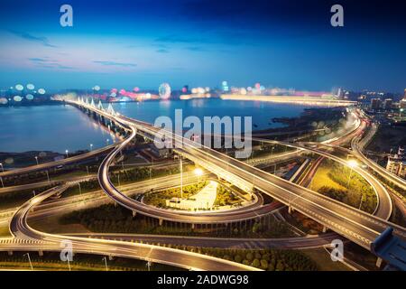 Interscambio di shanghai cavalcavia e strada sopraelevata in nightfall Foto Stock