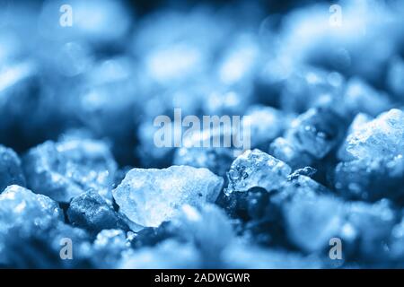 Cristalli blu di sale marino naturale con close-up dello sfondo. Foto Stock