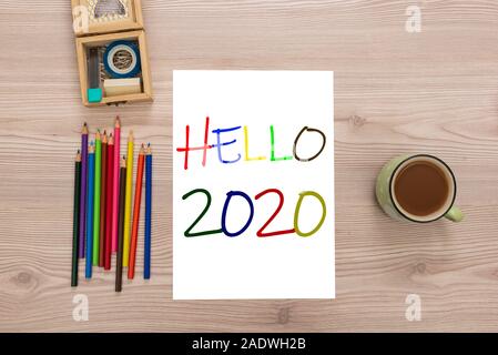 Ciao 2020 carta scritta sulla scrivania Foto Stock