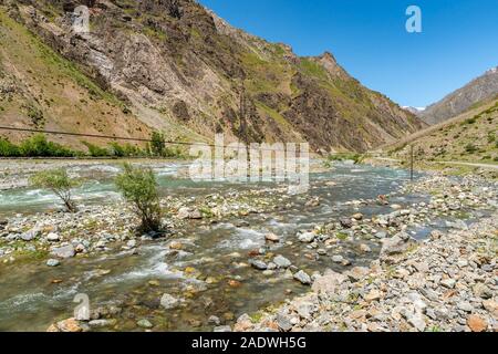 Khoburobot passare da Qalai Khumb a Dushanbe vista panoramica mozzafiato con Obikhumbou lungo la valle del fiume su una soleggiata cielo blu giorno Foto Stock