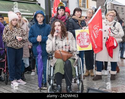 La città di Cork, Cork, Irlanda. 05 dicembre, 2019. Evie Nevin, socialdemocratici parlando all'alloggiamento marcia di protesta organizzata da destra2gruppo di alloggiamento che è stato mantenuto in sughero e mette in evidenza il problema della crisi abitativa e senzatetto nella città di Cork, Irlanda. - Credito; David Creedon / Alamy Live News Foto Stock