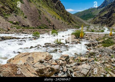 Khoburobot passare da Qalai Khumb a Dushanbe vista panoramica mozzafiato con Obikhumbou lungo la valle del fiume su una soleggiata cielo blu giorno Foto Stock