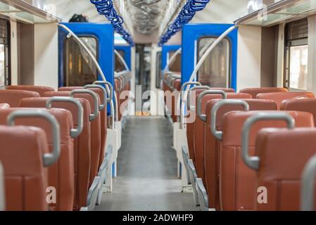 Interno della seconda categoria treno auto in Sri Lanka da Colombo a Matara. Colombo, Sri Lanka. Foto Stock